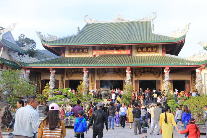 Người dân và du khách bước vào chùa với mong muốn nhiều điều tốt đẹp sẽ đến với gia đình, quê hương đất nước trong năm mới này... Người dân và du khách bước vào chùa với mong muốn nhiều điều tốt đẹp sẽ đến với gia đình, quê hương đất nước trong năm mới này...