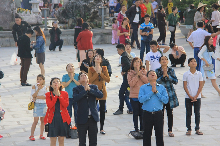 ...ai cũng mong những điều tốt lành tới với mình, gia đình và đất nước ...ai cũng mong những điều tốt lành tới với mình, gia đình và đất nước