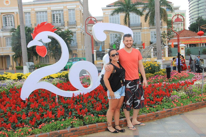 Khách du lịch khi tới Đà Nẵng rất thích thú với đường hoa Bạch Đằng