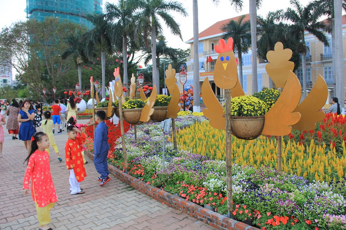 Năm nay, với chủ trương đón Tết tiết kiệm, Đà Nẵng không làm hoành tráng như các năm trước, nhưng những điểm trang trí hoa và linh vật dọc đường Bạch Đằng (được xem là đường đẹp nhất Đà Nẵng) vẫn đủ đẹp để du khách và người dân hài lòng