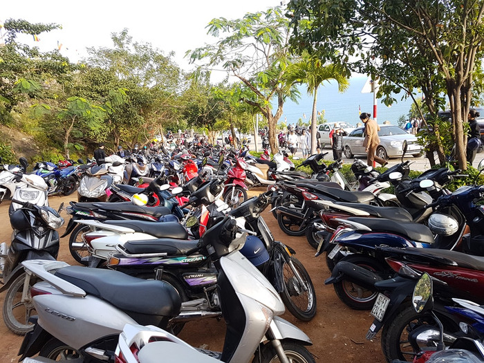 Mặc dù nhà chùa đã mở thêm nhiều điểm gửi xe máy nhưng các điểm gửi xe đều quá tải vì lượng người quá đông. Nhiều người phải để xe ở dưới chân núi để đi bộ lên chùa. Xe ô tô cũng quá tải khiến trưa ngày Mồng 1 Tết lực lượng chức năng phải chặn đường lên một chiều... Mặc dù nhà chùa đã mở thêm nhiều điểm gửi xe máy nhưng các điểm gửi xe đều quá tải vì lượng người quá đông. Nhiều người phải để xe ở dưới chân núi để đi bộ lên chùa. Xe ô tô cũng quá tải khiến trưa ngày Mồng 1 Tết lực lượng chức năng phải chặn đường lên một chiều...