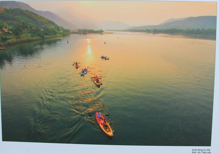 Xuôi dòng Cu Đê. Ảnh: Võ Triều Hải Xuôi dòng Cu Đê. Ảnh: Võ Triều Hải