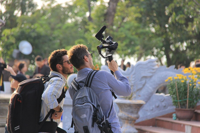 Một số du khách nước ngoài ghi lại hình ảnh đẹp tại chùa... Một số du khách nước ngoài ghi lại hình ảnh đẹp tại chùa...