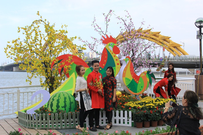 Các bạn trẻ rất thích thú với tiểu cảnh được trang trí đẹp...