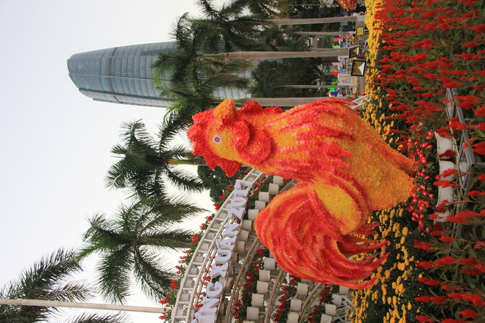 Linh vật năm Đinh Dậu - gà trống được trang trí bắt mắt trước 42 Bạch Đằng...