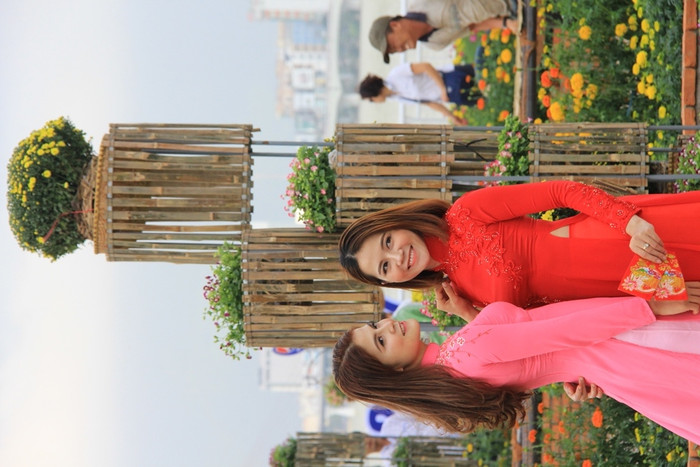 Hai thiếu nữ làm dáng bên sông Hàn...