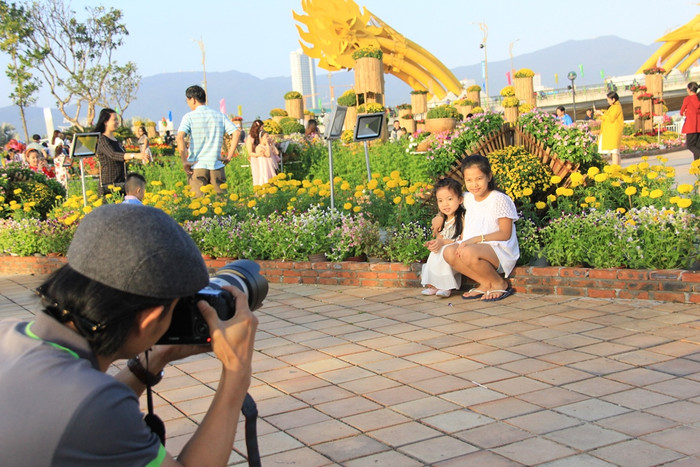 Bố chụp ảnh cho hai con