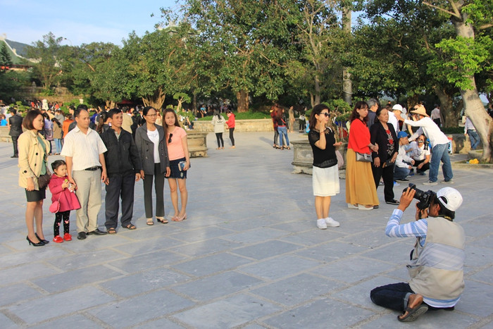 Nhiều gia đình chụp ảnh làm kỷ niệm Nhiều gia đình chụp ảnh làm kỷ niệm