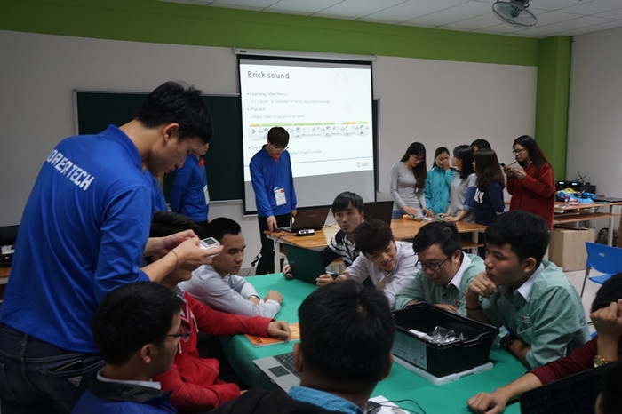 Sinh viên Việt - Hàn cùng nhau chia sẻ kiến thức và kinh nghiệm về Công nghệ thông tin, trực tiếp thiết kế và thử nghiệm robot, làm tàu lượn cao su, tàu sử dụng năng lượng mặt trời,...Ảnh: K.L
