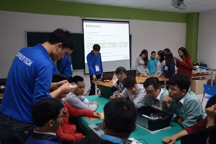 Sinh viên Việt - Hàn cùng nhau chia sẻ kiến thức và kinh nghiệm về Công nghệ thông tin, trực tiếp thiết kế và thử nghiệm robot, làm tàu lượn cao su, tàu sử dụng năng lượng mặt trời,...Ảnh: K.L