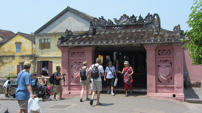 Du khách quốc tế tham quan Hội An. Ảnh: K.L Du khách quốc tế tham quan Hội An. Ảnh: K.L