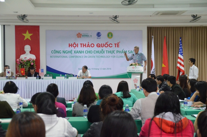 Hội thảo diễn ra trong bối cảnh thực phẩm không an toàn từ khâu nguyên liệu đến quy trình chế biến, bảo quản và tiêu thụ thực sự đang trở thành vấn nạn nhức nhối đối với ngành nông nghiệp và công nghiệp chế biến thực phẩm trên toàn thế giới. Ảnh: K.L