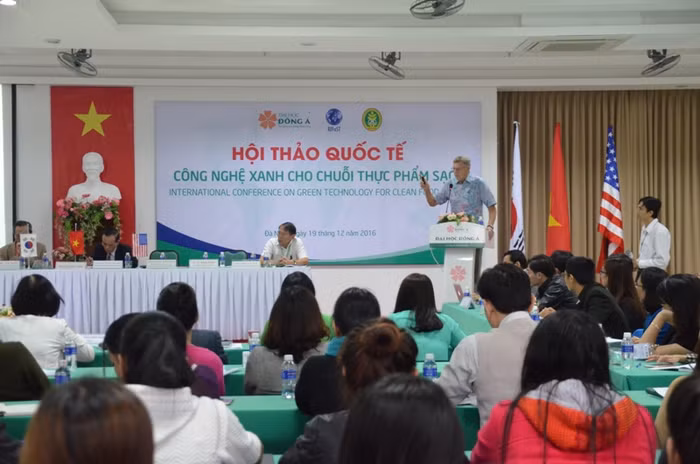 Hội thảo diễn ra trong bối cảnh thực phẩm không an toàn từ khâu nguyên liệu đến quy trình chế biến, bảo quản và tiêu thụ thực sự đang trở thành vấn nạn nhức nhối đối với ngành nông nghiệp và công nghiệp chế biến thực phẩm trên toàn thế giới. Ảnh: K.L