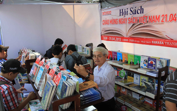 "Ngày sách Đà Nẵng 2015" được Sở Thông tin và Truyền thông Đà Nẵng chủ trì phối hợp với các đơn vị tổ chức. Tại đây, có sự tham gia của 10 đơn vị hoạt động trong trong lĩnh vực xuất bản, phát hành, văn hóa, văn nghệ trên địa bàn thành phố, bao gồm 12 gian hàng trưng bày, giới thiệu các ấn phẩm sách có chất lượng về các chủ đề về Văn hóa xứ Quảng, Thanh-Thiếu nhi, Chủ quyền biển đảo Việt Nam, Thực hành kỹ năng sống… "Ngày sách Đà Nẵng 2015" được Sở Thông tin và Truyền thông Đà Nẵng chủ trì phối hợp với các đơn vị tổ chức. Tại đây, có sự tham gia của 10 đơn vị hoạt động trong trong lĩnh vực xuất bản, phát hành, văn hóa, văn nghệ trên địa bàn thành phố, bao gồm 12 gian hàng trưng bày, giới thiệu các ấn phẩm sách có chất lượng về các chủ đề về Văn hóa xứ Quảng, Thanh-Thiếu nhi, Chủ quyền biển đảo Việt Nam, Thực hành kỹ năng sống…