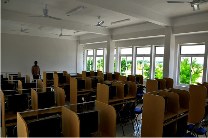 Phòng học vi tính với đầy đủ các thiết bị. Ảnh Thùy Linh Phòng học vi tính với đầy đủ các thiết bị. Ảnh Thùy Linh