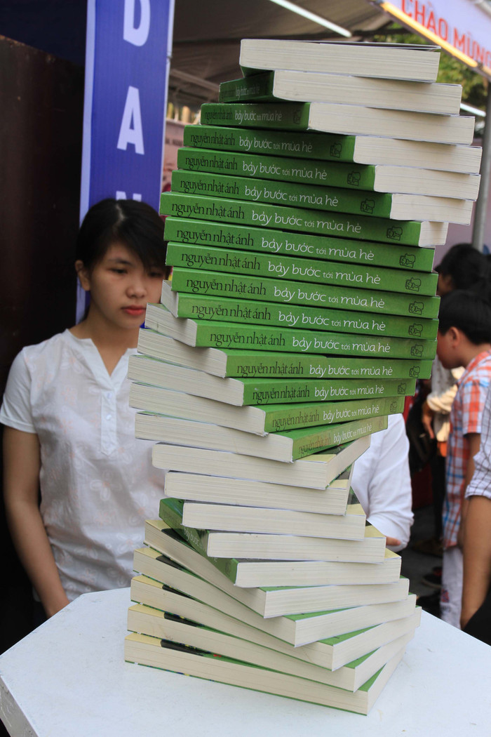 Những cuốn sách của Nguyễn Nhật Ánh thu hút được nhiều độc giả trẻ... Những cuốn sách của Nguyễn Nhật Ánh thu hút được nhiều độc giả trẻ...