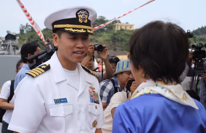 Đại tá Lê Bá Hùng rất cởi mở, thân thiện...Ảnh Thùy Linh Đại tá Lê Bá Hùng rất cởi mở, thân thiện...Ảnh Thùy Linh