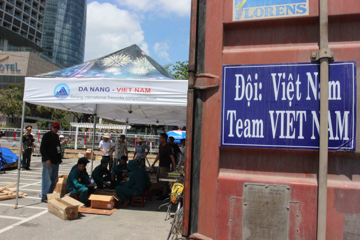 Hiện các đội đang chuẩn bị chu đáo để đến giờ "khai hỏa" sẽ cống hiến cho hàng vạn khán giả những màn pháo hoa đẹp mắt...Cùng với đội Nam Phi, Hoa Kỳ, đội Đà Nẵng - Việt Nam sẽ trình diễn vào đêm 28/4. Hiện các thành viên trong đội đang chuẩn bị các phương án bắn... Hiện các đội đang chuẩn bị chu đáo để đến giờ "khai hỏa" sẽ cống hiến cho hàng vạn khán giả những màn pháo hoa đẹp mắt...Cùng với đội Nam Phi, Hoa Kỳ, đội Đà Nẵng - Việt Nam sẽ trình diễn vào đêm 28/4. Hiện các thành viên trong đội đang chuẩn bị các phương án bắn...