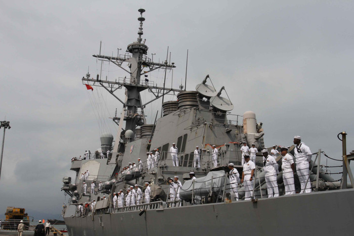 Hải quân trên tàu khu trục có tên lửa dẫn đường USS Fitzgerald (DDG 62).