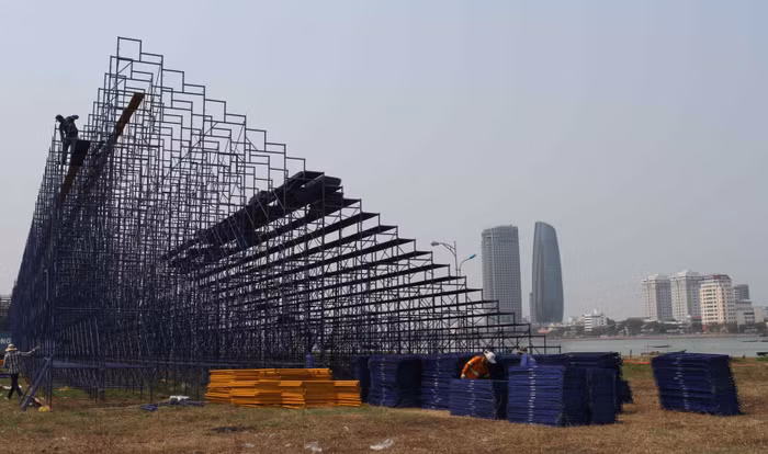 Khán đài xem pháo hoa "khủng" đang được lắp bên sông Hàn. Ảnh Thùy Linh