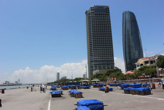 Sau nhiều ngày "cấm cửa", trưa 24/4, Ban tổ chức Cuộc thi trình diễn pháo hoa quốc tế Đà Nẵng (DIFC 2015) đã mở cửa cho các phóng viên báo chí "mục sở thị" nơi tập kết pháo hoa chuẩn bị "khai hỏa" vào hai đêm 28 và 29/4 tại cảng Sông Hàn (đường Bạch Đằng, quận Hải Châu, Đà Nẵng). Sau nhiều ngày "cấm cửa", trưa 24/4, Ban tổ chức Cuộc thi trình diễn pháo hoa quốc tế Đà Nẵng (DIFC 2015) đã mở cửa cho các phóng viên báo chí "mục sở thị" nơi tập kết pháo hoa chuẩn bị "khai hỏa" vào hai đêm 28 và 29/4 tại cảng Sông Hàn (đường Bạch Đằng, quận Hải Châu, Đà Nẵng).