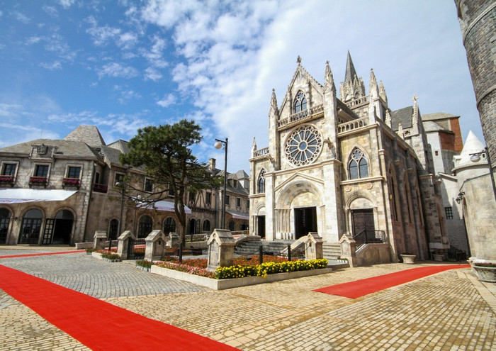 Làng Pháp được lấy cảm hứng từ một hành trình vòng quanh nước Pháp với những điểm đến ấn tượng của nhà truyền giáo người Pháp Pigneau de Behaine - người nước ngoài đầu tiên đặt chân tới Bà Nà, trên diện tích 45.300m2, các kiến trúc sư người Pháp đã tạo ra một không gian kiến trúc tuyệt đẹp, mang đậm phong cách châu Âu thế kỷ 19. Làng Pháp được lấy cảm hứng từ một hành trình vòng quanh nước Pháp với những điểm đến ấn tượng của nhà truyền giáo người Pháp Pigneau de Behaine - người nước ngoài đầu tiên đặt chân tới Bà Nà, trên diện tích 45.300m2, các kiến trúc sư người Pháp đã tạo ra một không gian kiến trúc tuyệt đẹp, mang đậm phong cách châu Âu thế kỷ 19.