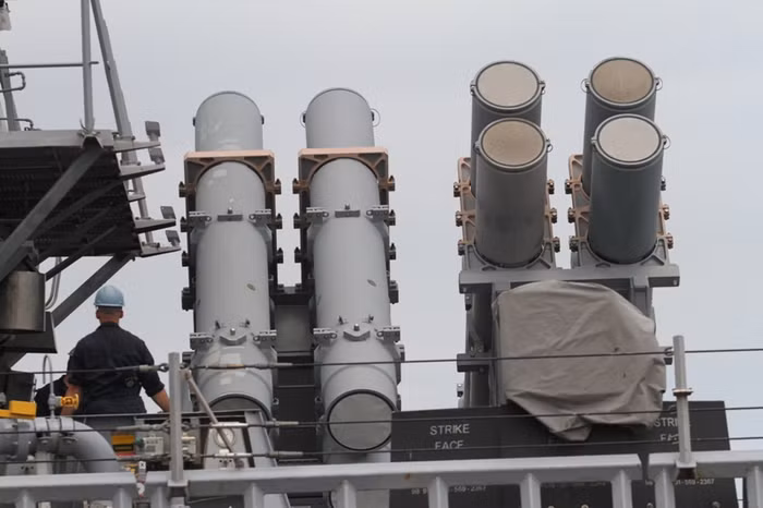 Trên tàu khu trục có tên lửa dẫn đường USS Fitzgerald có nhiều vũ khí tối tân, hiện đại...