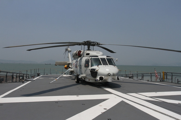 Trên hai tàu có sân bay trực thăng... Trên hai tàu có sân bay trực thăng...
