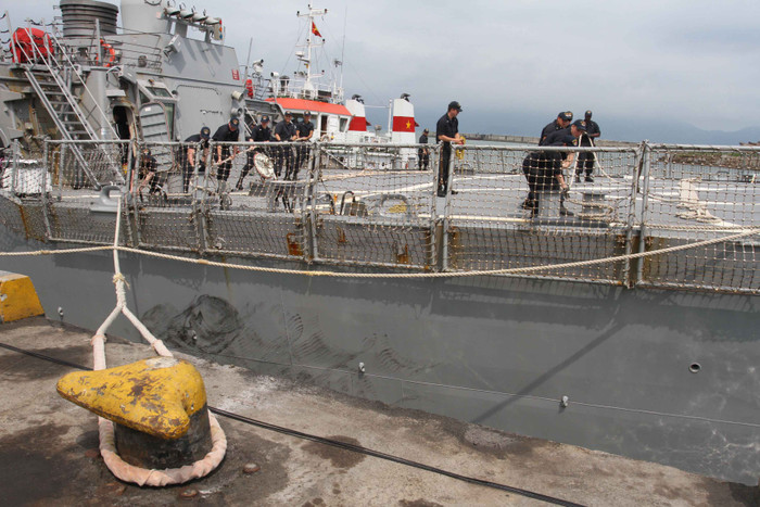 Sau khi tiến về cầu cảng Tiên Sa, công tác chuẩn bị neo đậu được các thành viên trên tàu triển khai khẩn cấp, trong đó có nhiều thủy thủ nữ.