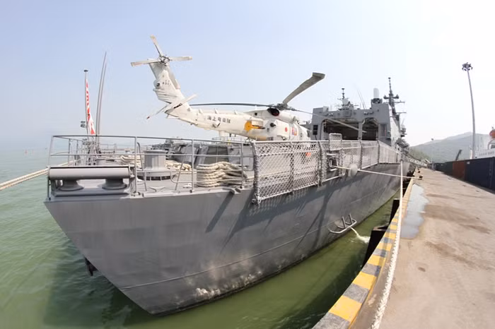 Phía sau tàu JS KIRISAME (DD104).