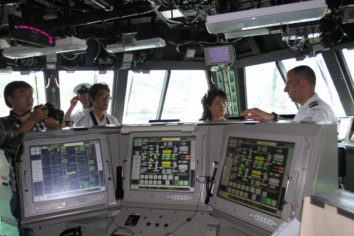 Bên trong khoang lái của tàu USS Fort Worth.