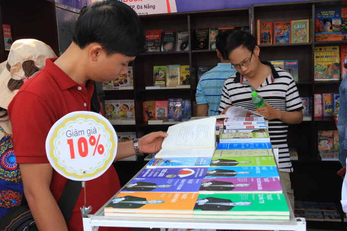 Nhiều cuốn sách được bán giảm giá trong ngày hội sách... Nhiều cuốn sách được bán giảm giá trong ngày hội sách...