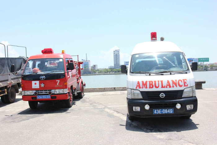 Xe cứu hỏa và xe cứu thương được bố trí sẵn gần nơi các đội tập kết pháo hoa đề phòng sự cố xảy ra. Xe cứu hỏa và xe cứu thương được bố trí sẵn gần nơi các đội tập kết pháo hoa đề phòng sự cố xảy ra.