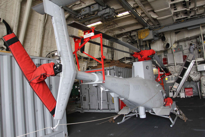 ...và trực thăng không người lái trên tàu USS Fort Worth.