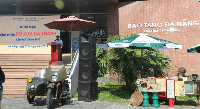 Sáng 27/4, tại khuôn viên Bảo tàng Đà Nẵng (24 Trần Phú, quận Hải Châu, Đà Nẵng) diễn ra "Chợ phiên đồ xưa Đà thành"...