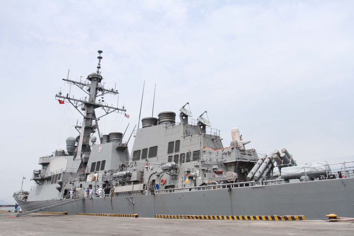 Tàu khu trục có tên lửa dẫn đường USS Fitzgerald...