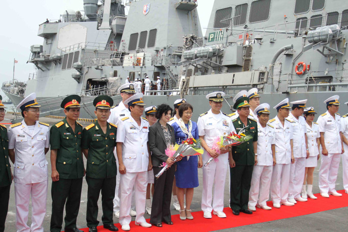 Các đại biểu chụp ảnh lưu niệm ngay tại cầu cảng Tiên Sa.