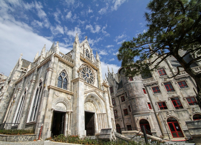 Ngày 25/4, Công ty Cổ phần dịch vụ cáp treo Bà Nà đã chính thức khai trương giai đoạn 1 tổ hợp khách sạn nghỉ dưỡng Làng Pháp trên đỉnh Bà Nà sau 2 năm thi công. Việc đưa dự án vào hoạt động được đánh giá sẽ góp phần hoàn thiện hạ tầng dịch vụ nghỉ dưỡng tiêu chuẩn quốc tế của Bà Nà Hills và nâng đẳng cấp Khu du lịch sinh thái Bà Nà - Suối Mơ lên một tầm cao mới. Ngày 25/4, Công ty Cổ phần dịch vụ cáp treo Bà Nà đã chính thức khai trương giai đoạn 1 tổ hợp khách sạn nghỉ dưỡng Làng Pháp trên đỉnh Bà Nà sau 2 năm thi công. Việc đưa dự án vào hoạt động được đánh giá sẽ góp phần hoàn thiện hạ tầng dịch vụ nghỉ dưỡng tiêu chuẩn quốc tế của Bà Nà Hills và nâng đẳng cấp Khu du lịch sinh thái Bà Nà - Suối Mơ lên một tầm cao mới.