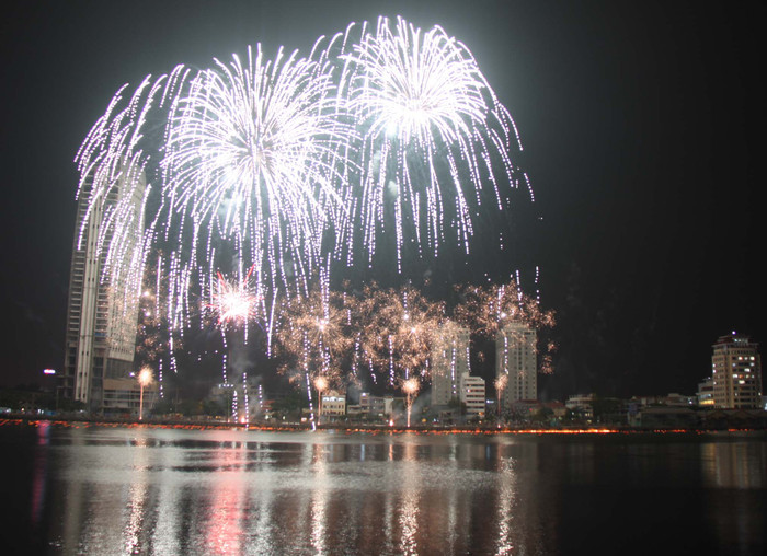 Hàng vạn khán giả sẽ mãn nhãn với màn trình diễn pháo hoa của các đội. Ảnh Thùy Linh