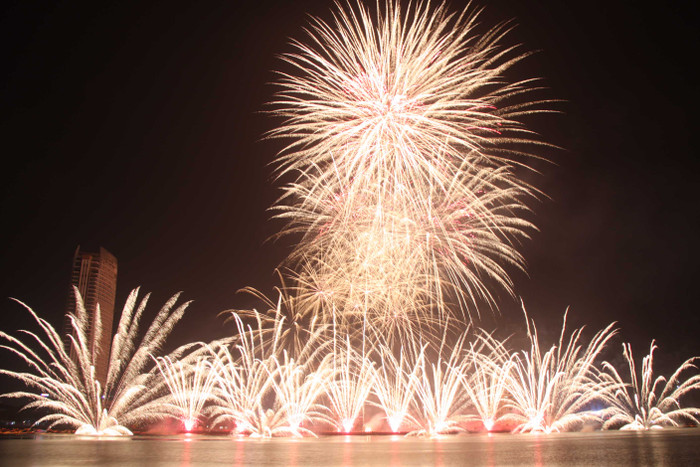 Pháo hoa rực sáng trên sông Hàn. Ảnh Thùy Linh