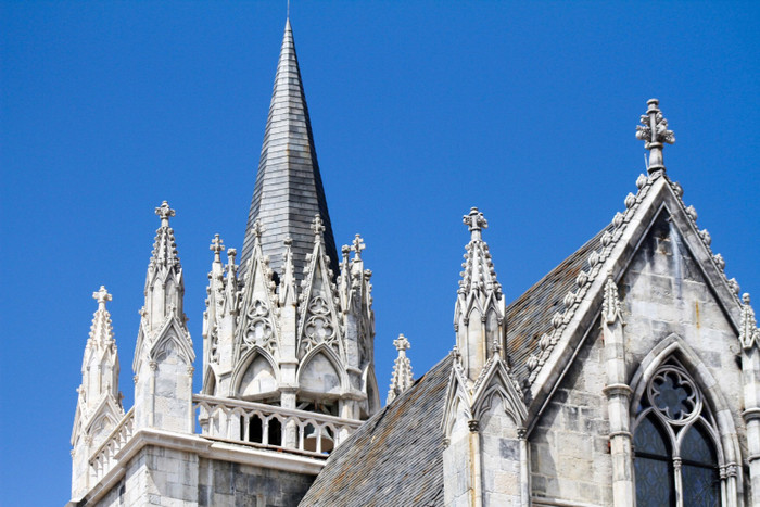 Trên khung cảnh thiên nhiên kỳ vĩ và nền khí hậu “tiểu ôn đới” của “địa đàng” Bà Nà, 32 tòa nhà (được xây dựng trên diện tích gần 21.000 m2) cùng hệ thống cảnh quan sinh động với quảng trường rộng lớn, mô phỏng nhà thờ cổ kính… Làng Pháp là sự tái hiện một cách sinh động tinh tế, bức tranh nước Pháp thời cận đại đầy lãng mạn, sang trọng và lịch lãm. Trên khung cảnh thiên nhiên kỳ vĩ và nền khí hậu “tiểu ôn đới” của “địa đàng” Bà Nà, 32 tòa nhà (được xây dựng trên diện tích gần 21.000 m2) cùng hệ thống cảnh quan sinh động với quảng trường rộng lớn, mô phỏng nhà thờ cổ kính… Làng Pháp là sự tái hiện một cách sinh động tinh tế, bức tranh nước Pháp thời cận đại đầy lãng mạn, sang trọng và lịch lãm.