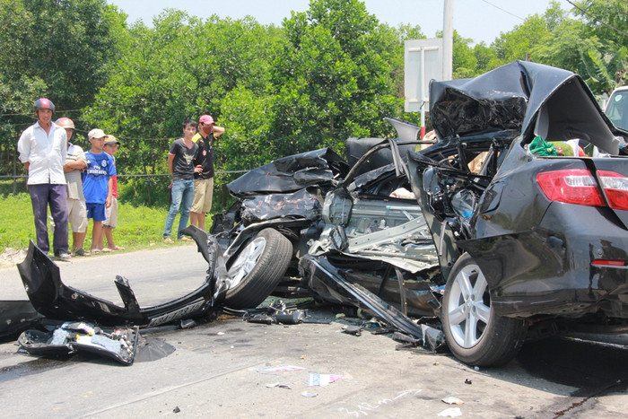 Xe ô tô 4 chỗ bị tông nát bét. Ảnh Thùy Linh Xe ô tô 4 chỗ bị tông nát bét. Ảnh Thùy Linh