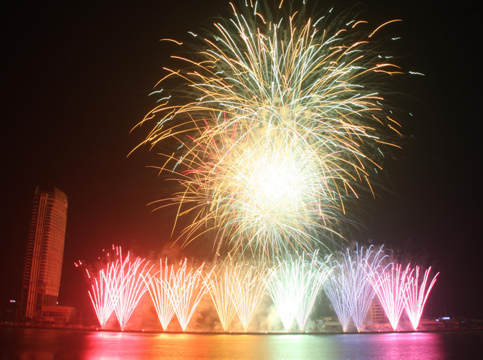 Để có được những màn pháo hoa rực sáng trên sông Hàn, ít ai biết rằng đằng sau đó luôn có những người thầm lặng bảo vệ pháo. Ảnh Thùy Linh