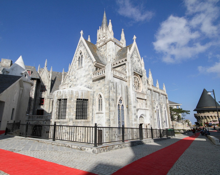 Trong Làng Pháp có một quần thể khách sạn gồm 484 phòng nghỉ đạt tiêu chuẩn từ 3 đến 5 sao quốc tế. Trong Làng Pháp có một quần thể khách sạn gồm 484 phòng nghỉ đạt tiêu chuẩn từ 3 đến 5 sao quốc tế.