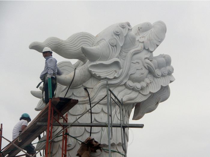 Đầu "Cá chép hóa rồng" đang được lắp đặt. Đầu "Cá chép hóa rồng" đang được lắp đặt.