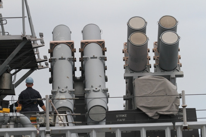 Trên tàu khu trục có tên lửa dẫn đường USS Fitzgerald có nhiều vũ khí tối tân, hiện đại...