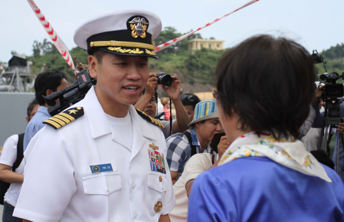 Đại tá Lê Bá Hùng rất cởi mở, thân thiện...Ảnh Thùy Linh Đại tá Lê Bá Hùng rất cởi mở, thân thiện...Ảnh Thùy Linh