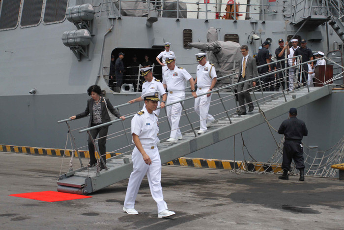 Đúng 10h35, các thành viên trên hai tàu xuống tàu chào xã giao các quan khách...