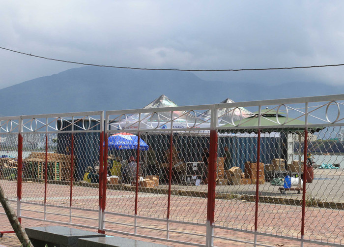 Hàng tấn pháo hoa đã được đưa về bên bờ sông Hàn để các đội dự thi sắp xếp trình diễn vào hai đêm 28 và 29/4 tới. Việc bảo vệ nơi tập kết pháo hoa được triển khai nghiêm ngặt. Ảnh Thùy Linh