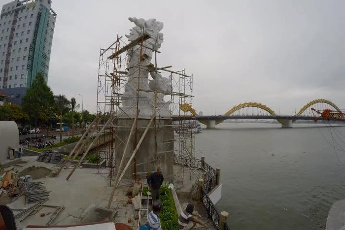 "Cá chép hóa rồng" bên sông Hàn. "Cá chép hóa rồng" bên sông Hàn.